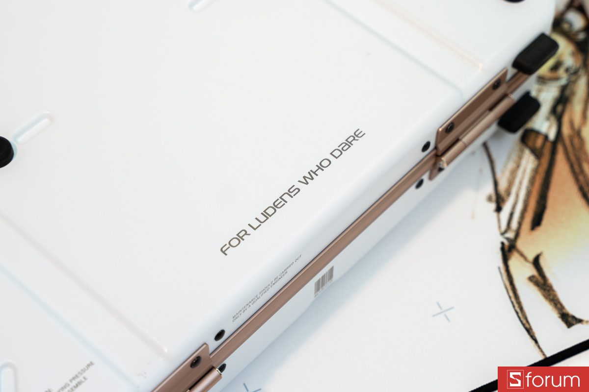 Chiếc vali chứa ASUS ROG Flow Z13 KJP