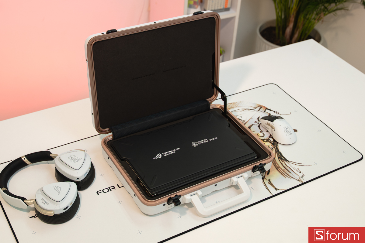 Chiếc vali chứa ASUS ROG Flow Z13 KJP