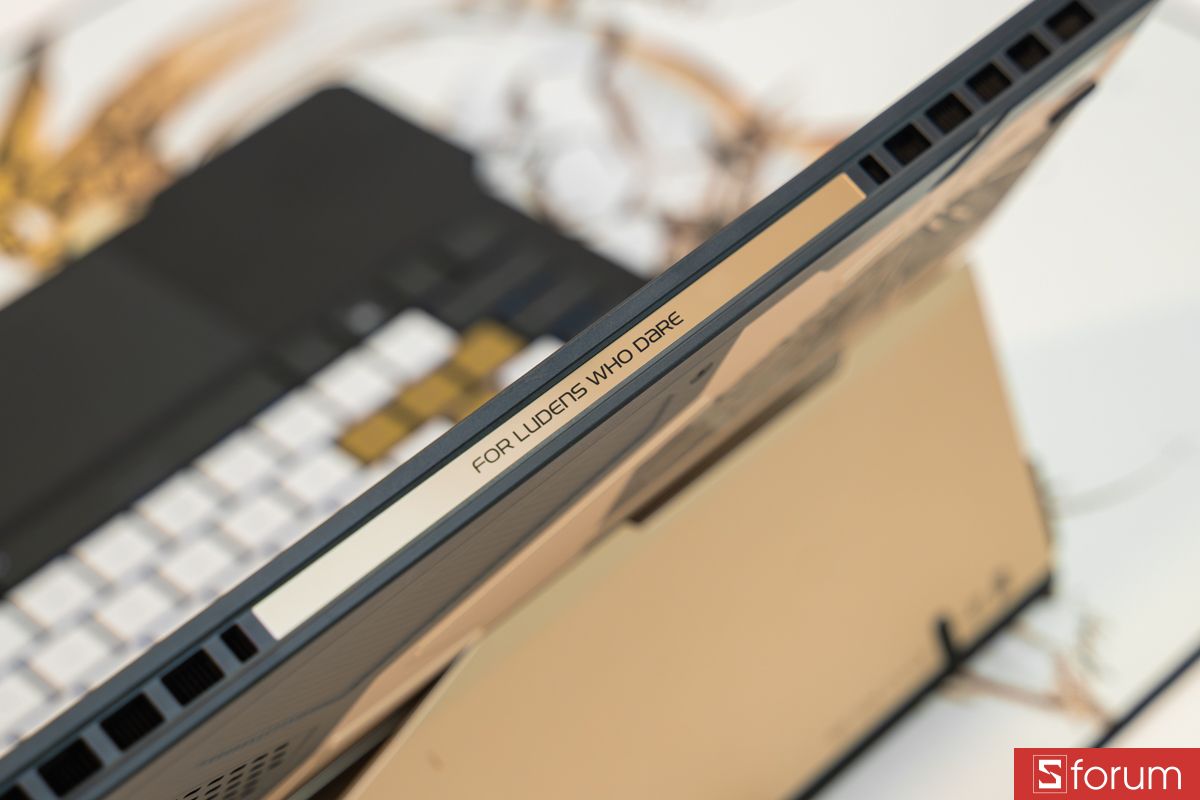 Cạnh trên ASUS ROG Flow Z13 KJP