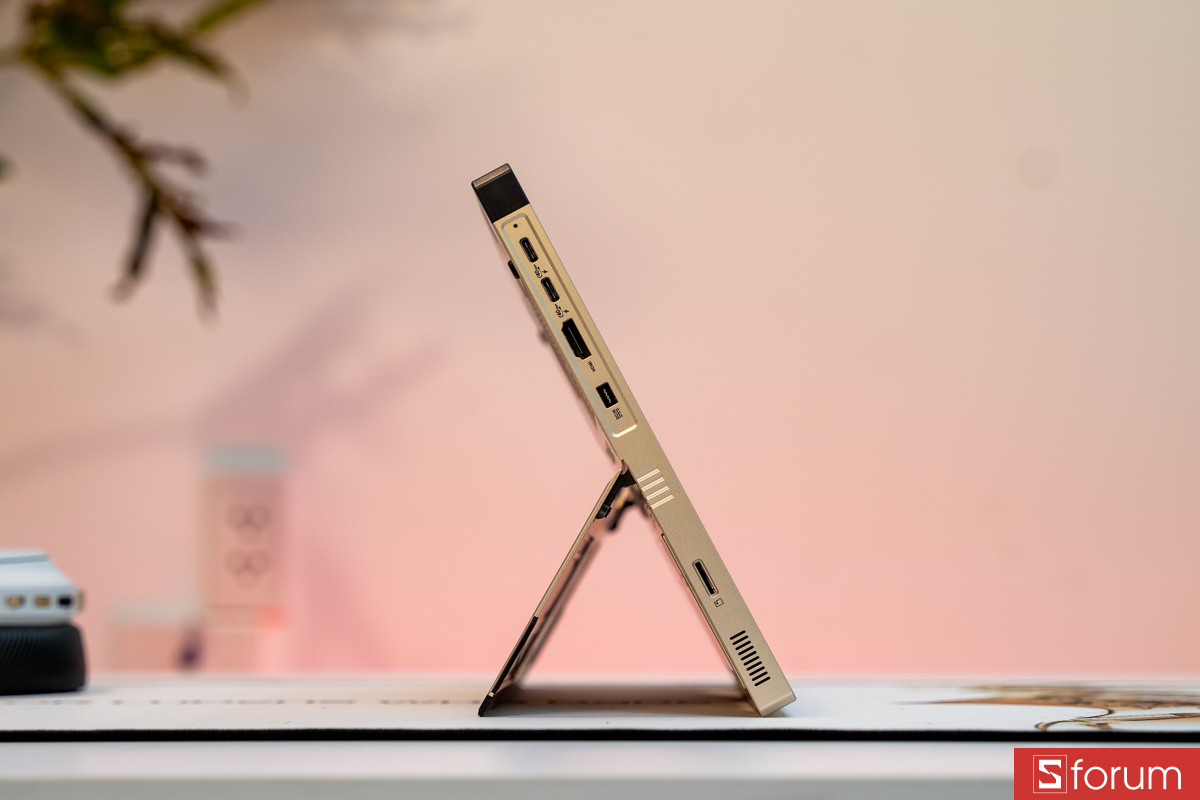 Cạnh trái ASUS ROG Flow Z13 KJP