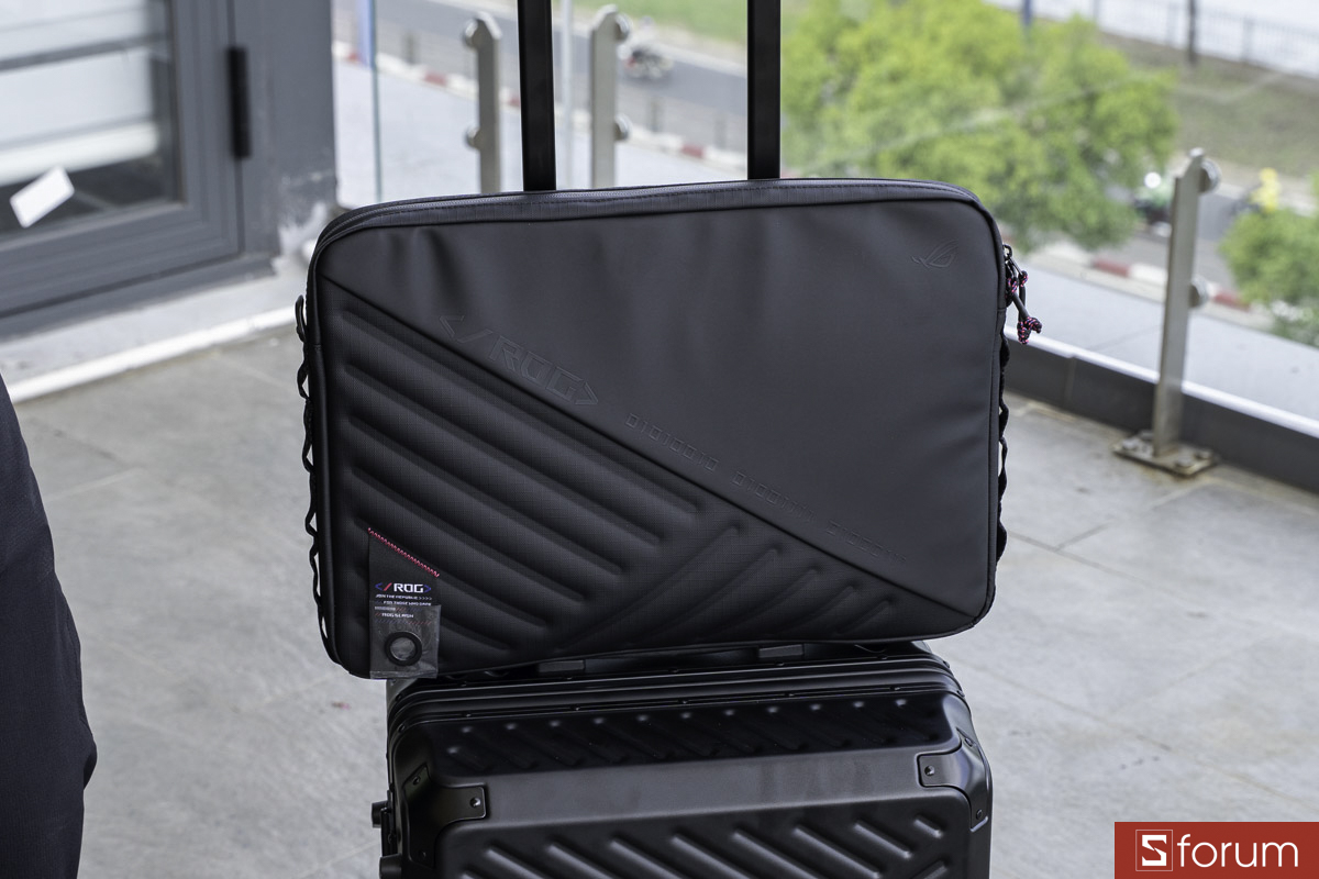 Trên tay túi đeo chéo ASUS ROG Slash Sleeve 4.0