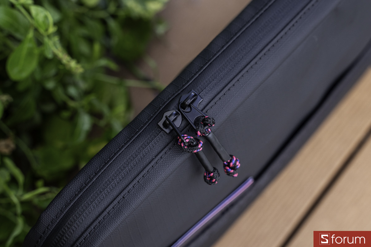Chi tiết khóa kéo trên ASUS ROG Slash Sleeve 4.0 được hoàn thiện chắc chắn
