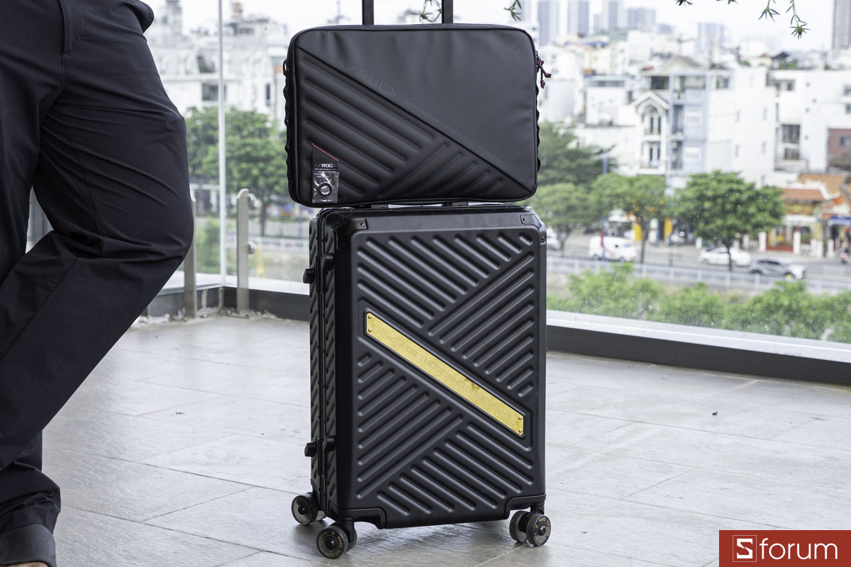 ASUS ROG Slash Sleeve 4.0 có thể đeo trực tiếp vào vali tiện lợi