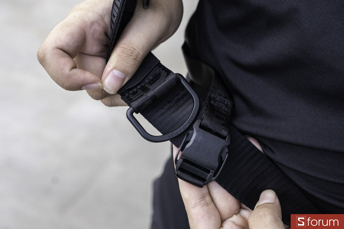 Cơ chế gắn móc của dây đeo ba điểm trên ASUS ROG Slash Sleeve 4.0