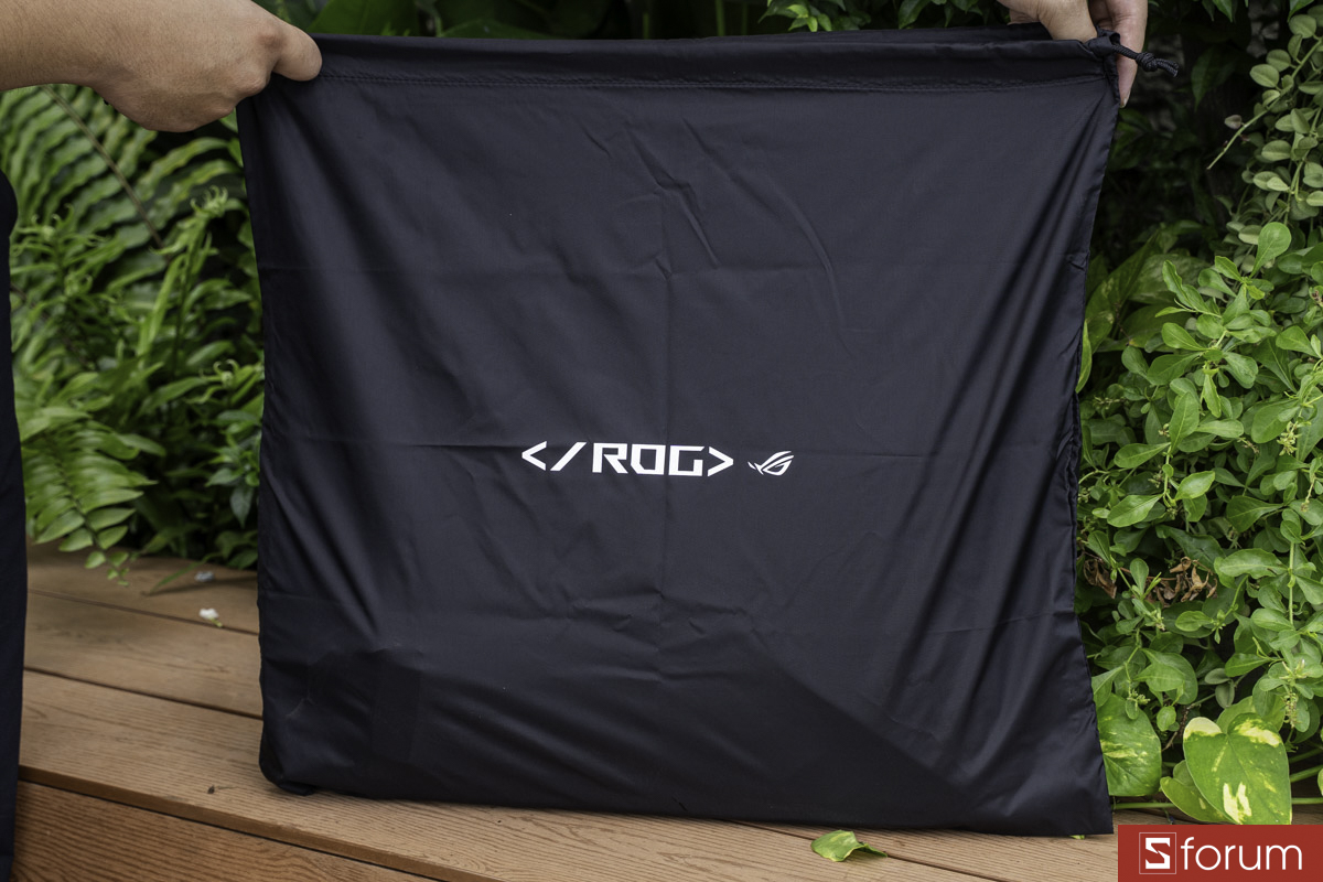 Đây là ASUS ROG Slash Sleeve 4.0 khi đeo thêm túi chống bụi, nước