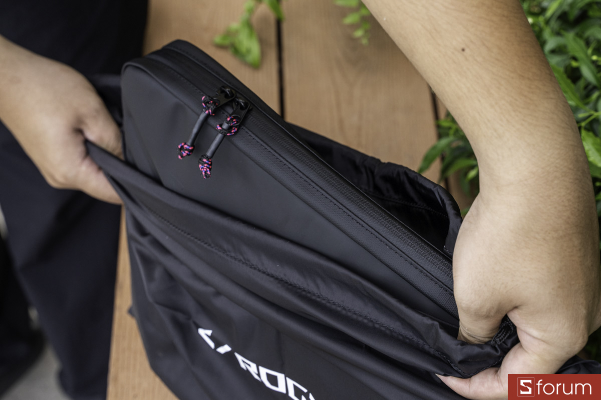 ASUS ROG Slash Sleeve 4.0 có đi kèm một chiếc túi chống bụi, nước