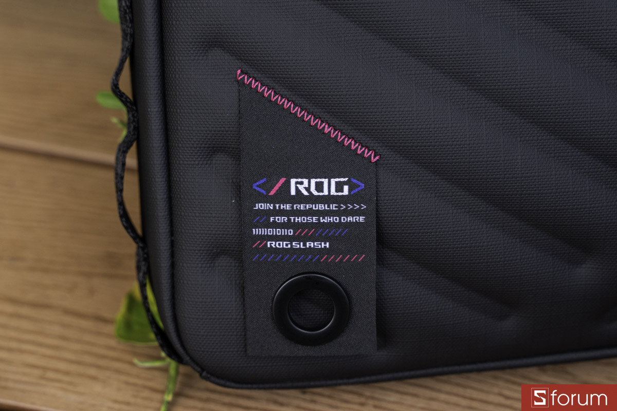 Mặt chính diện của ASUS ROG Slash Sleeve 4.0 có một chiếc móc nhỏ