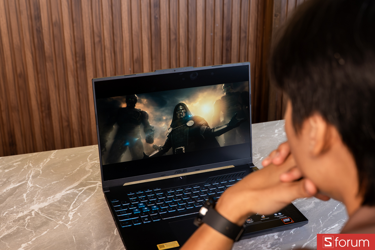 ASUS TUF Gaming A16 FA607NUQ cũng phù hợp để xem phim