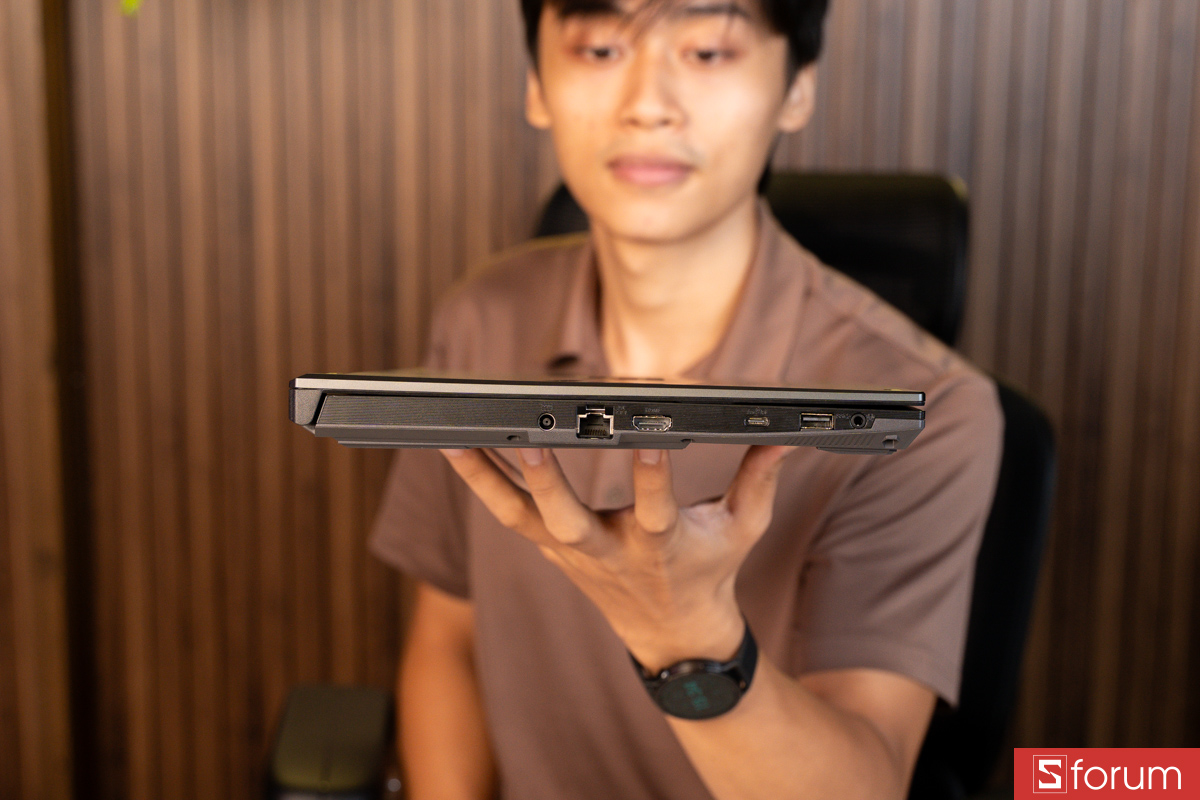 Các cổng kết nối trên cạnh trái của ASUS TUF Gaming A16 FA607NUQ