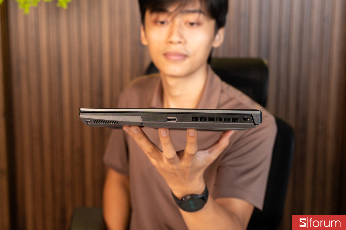 Các cổng kết nối trên cạnh phải của ASUS TUF Gaming A16 FA607NUQ