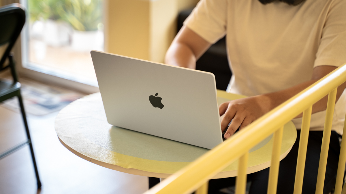 Trên tay MacBook Pro M5 Pro 14 inch: Chiếc máy luôn "theo kịp" công việc của bạn, giá từ 59.99 triệu
