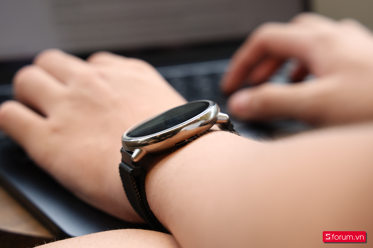 Amazfit Active 2 sở hữu viền thép sang trọng