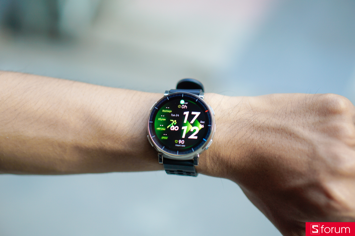 Màn hình AMOLED 1.32 inch trên Amazfit Active 3 Premium với mình vẫn là một trong những chiếc màn hình tốt nhất phân khúc smartwatch phổ thông