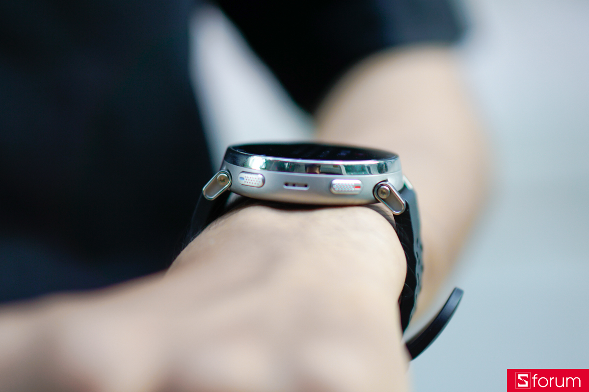 Một sự thay đổi lớn của Amazfit Active 3 Premium đó là sự xuất hiện của hệ thống 4 nút bấm vật lý được chia đều hai bên thân máy