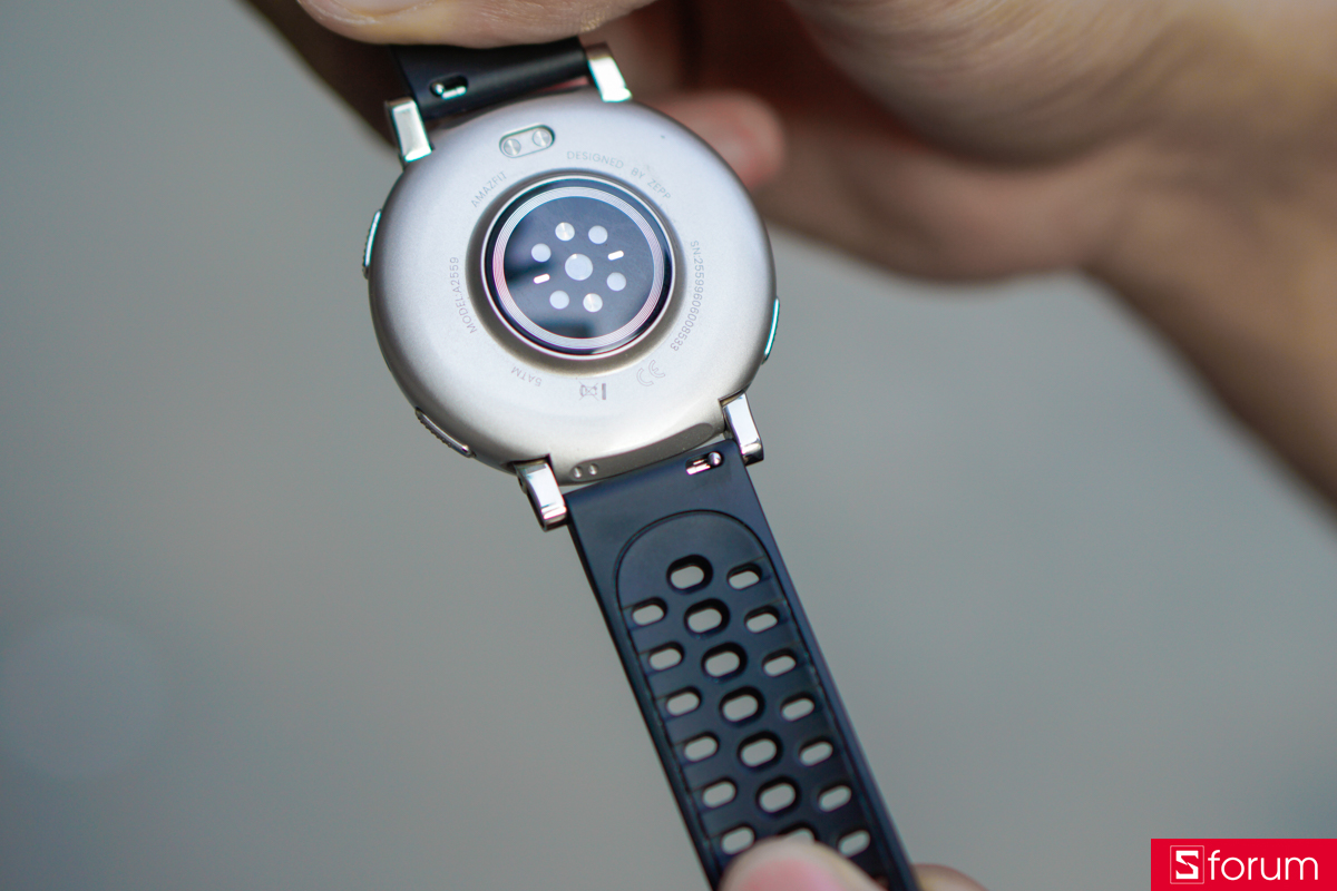 hệ thống chốt dây Quick Release cho khả năng tháo lắp và thay dây nhanh mà không cần phải sử dụng dụng cụ cực kì tiện lợi