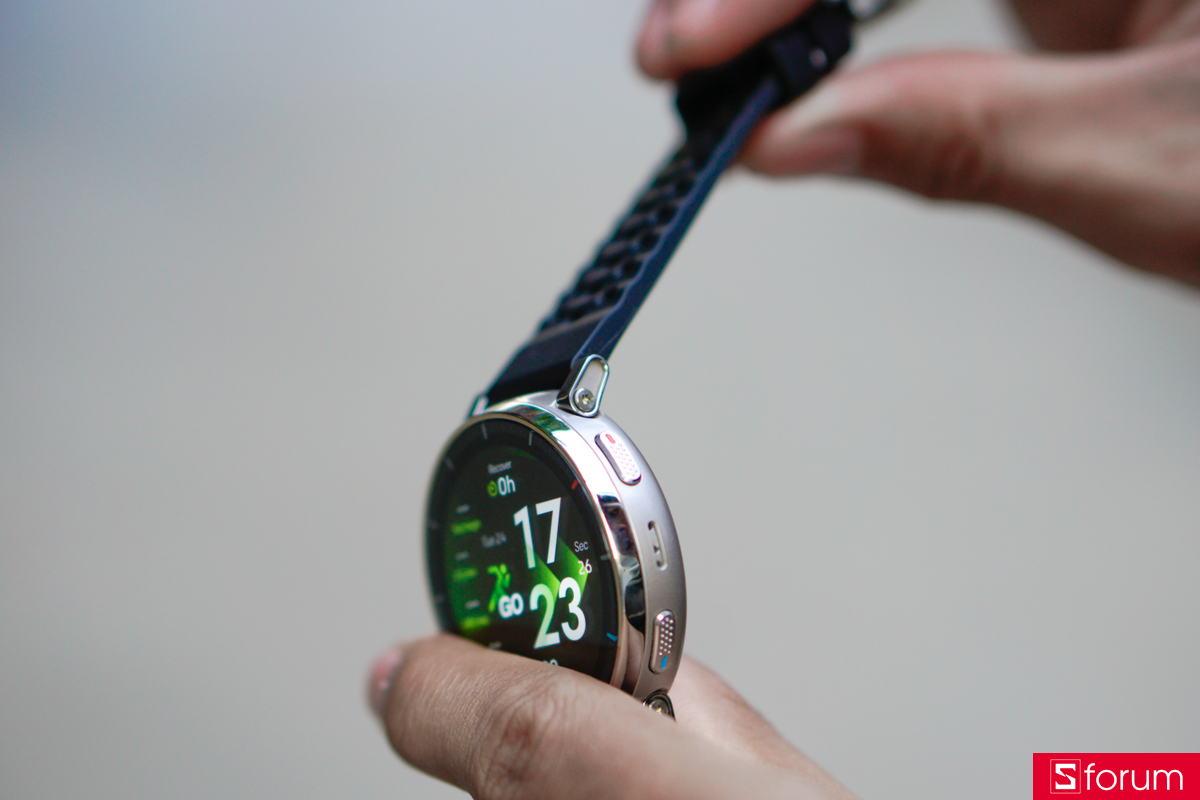 Dây đeo sillicon trên Amazfit Active 3 Premium cũng cho cảm giác đeo cực kì thoải mái cùng với khớp nối linh động tương tự như Active Max