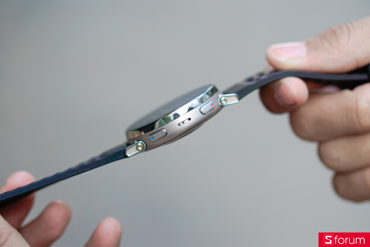 Khung viền của Amazfit Active 3 Premium được hoàn thiện bằng chất liệu thép không gỉ, chia làm 2 phần rõ rệt