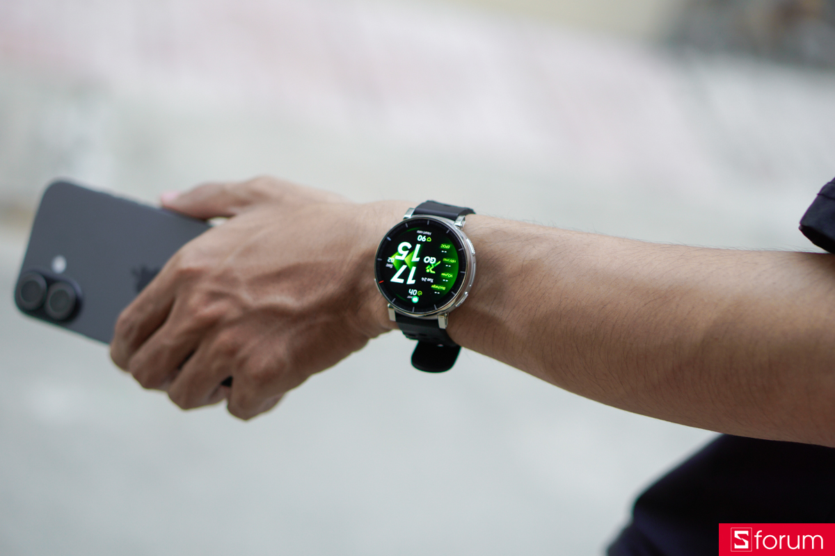 Thiết kế của Amazfit Active 3 Premium cho mình liên tưởng đến người đàn anh Amazfit Active Max với mặt phẳng, khung viền tương đối dày