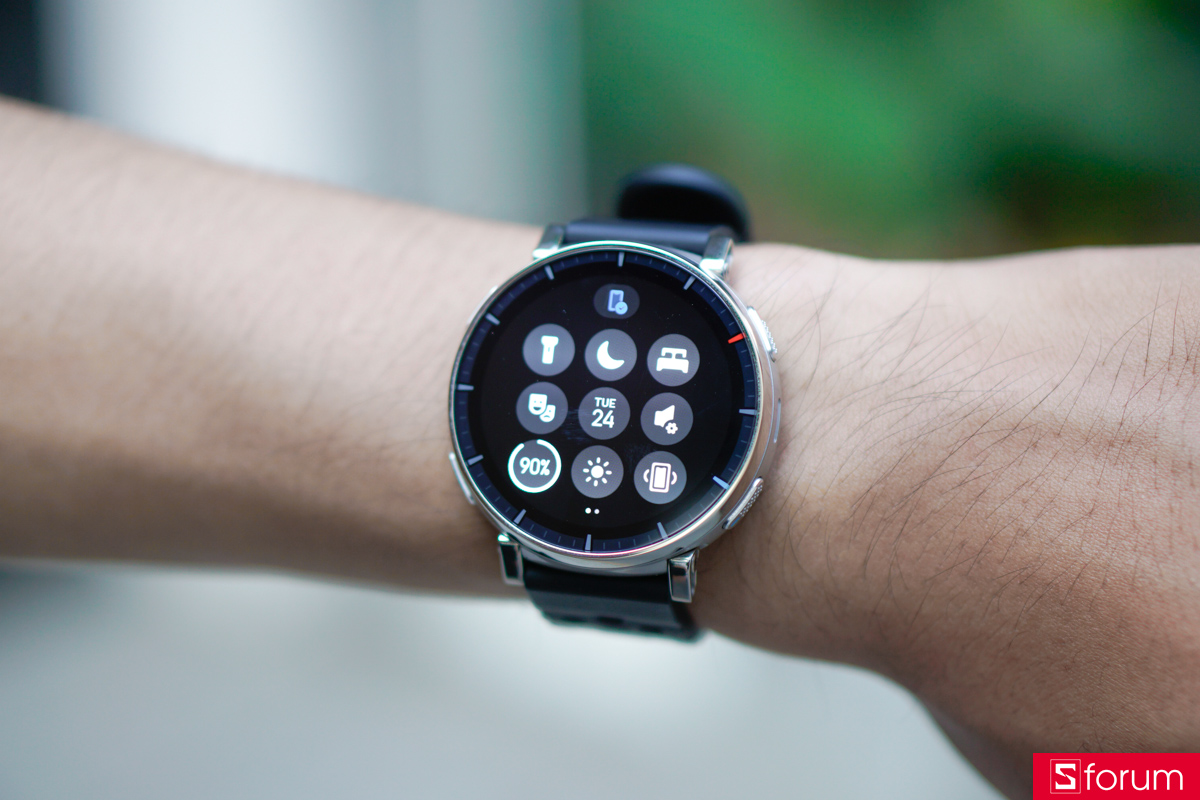 Khi được trải nghiệm và đánh giá Amazfit Active 3 Premium, chiếc smartwatch này cho chất lượng hiển thị rực rỡ, độ tương phản sâu và khả năng chống chói cực kỳ xuất sắc