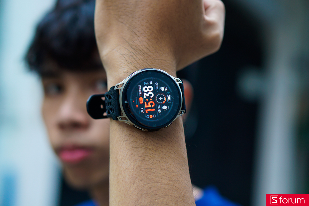 Amazfit Cheetah 2 Pro có chiếc màn hình phù hợp cho hoạt động ngoài trời khi trang bị độ sáng tối đa lên đến 3,000 nits