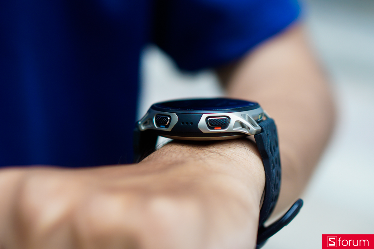 Các nút bấm của Amazfit Cheetah 2 Pro được làm bằng hợp kim nhôm với các đường vân ở bề mặt, cho cảm giác chạm và bấm tốt hơn