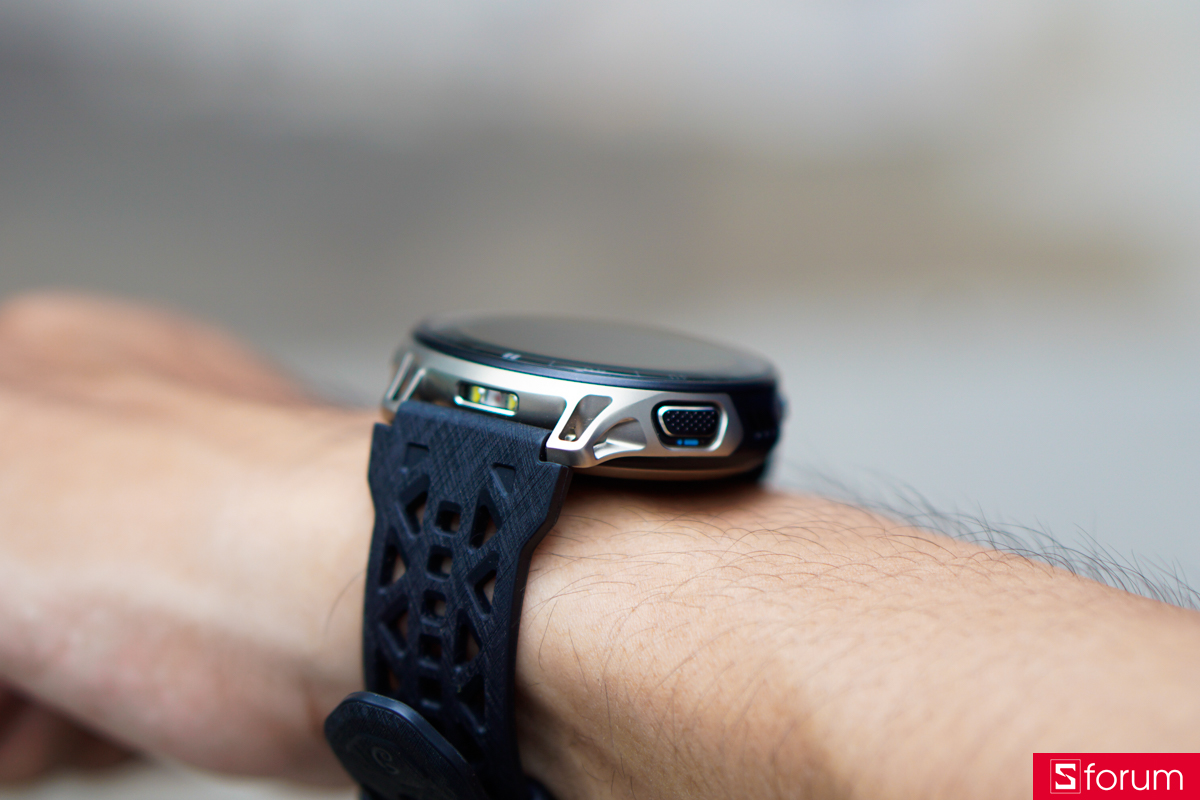 Mang xuống từ dòng T-Rex, Amazfit Cheetah 2 Pro cũng được trang bị đèn LED ở ngay cạnh trên