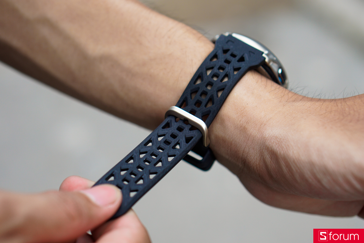 Cấu trúc thiết kế của Amazfit Cheetah 2 Pro cũng được làm cực kì tỉ mì với nhiều vị trí được làm rỗng, đục lỗ cho khả năng thoát mồ hôi nhanh hơn cũng như giảm đi một chút trọng lượng cho thân máy