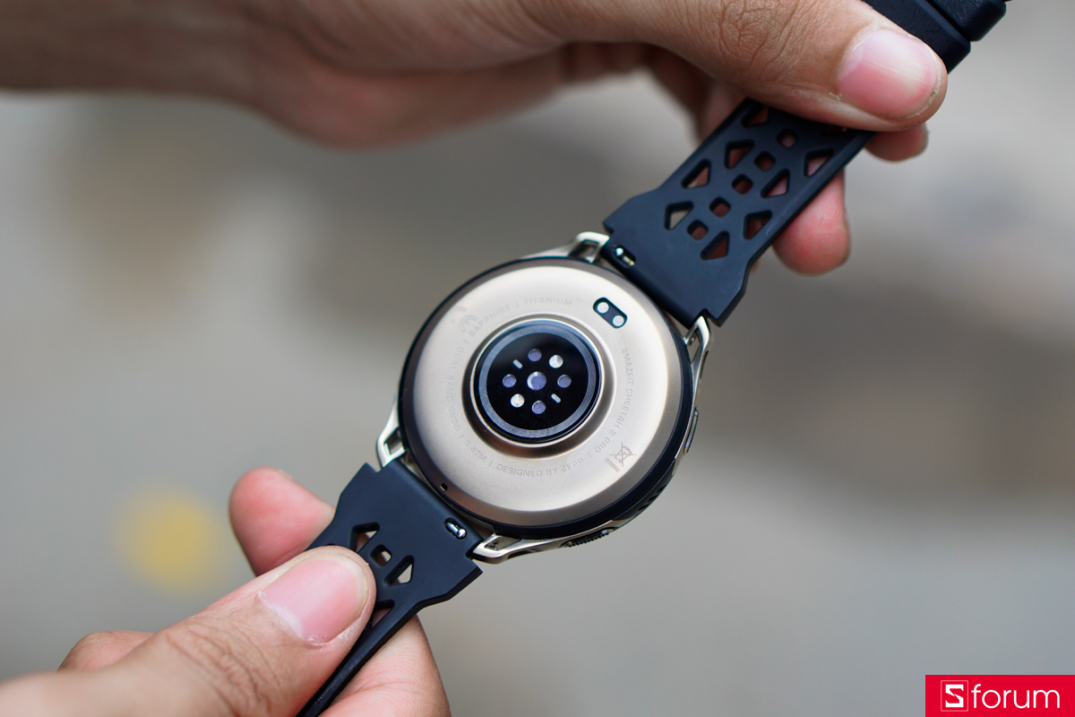 Amazfit Cheetah 2 Pro được trang bị khung viền Titanium Grade 5 cực kì chắc chắn và bền bỉ ở vị trí ngàm dây và mặt lưng