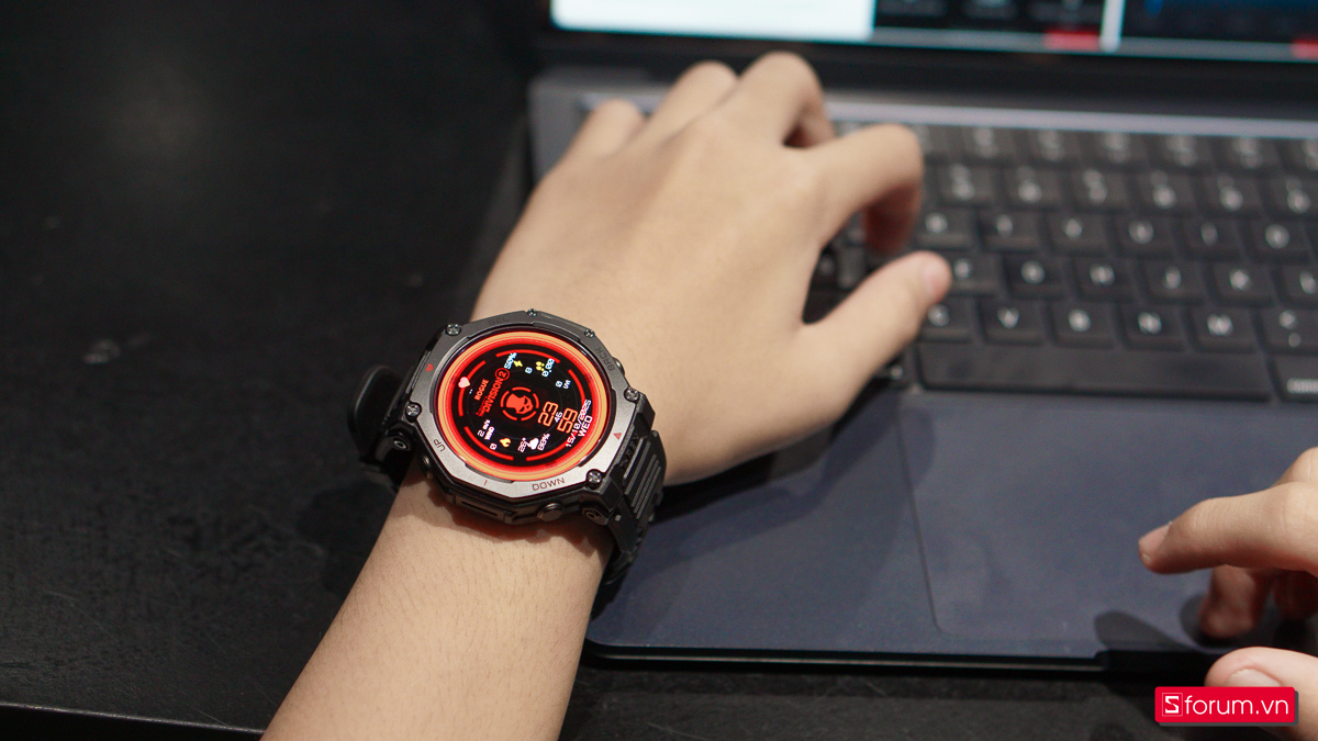 Về tổng thể thiết kế, Amazfit T-Rex 3 Pro không thay đổi quá nhiều so với thế hệ trước