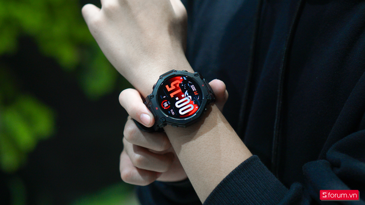 Amazfit T-Rex 3 Pro mang đến chất lượng hiển thị ấn tượng với tấm nền AMOLED