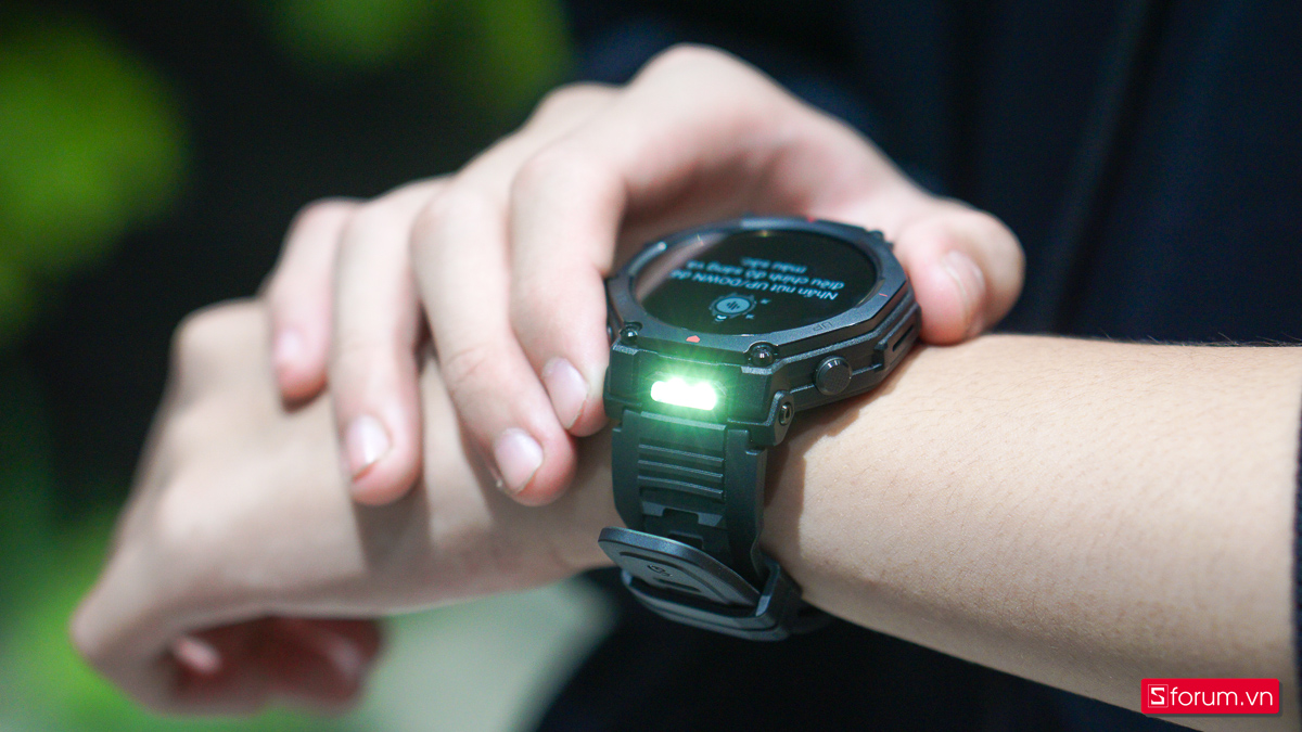 Đèn pin trên Amazfit T-Rex 3 Pro có thể bật nhanh và điều chỉnh độ sáng linh hoạt, hỗ trợ hiệu quả khi di chuyển trong điều kiện thiếu sáng