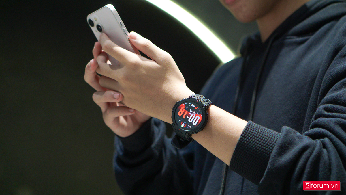 Thiết kế khung viền chắc chắn giúp Amazfit T-Rex 3 Pro đạt chuẩn kháng nước 10ATM, có thể sử dụng thoải mái khi bơi, lặn hoặc trong môi trường ẩm ướt