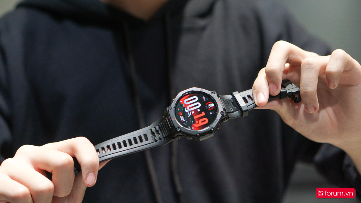Dù cứng cáp hơn, Amazfit T-Rex 3 Pro vẫn giữ được trọng lượng nhẹ chỉ khoảng 52g