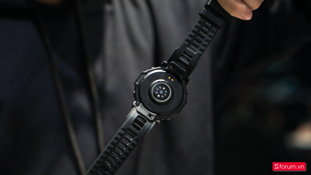 Dây đeo Quick Release mới của Amazfit T-Rex 3 Pro cho phép tháo lắp chỉ bằng một thao tác gạt, thay thế cho kiểu chốt chuyên dụng trước đây