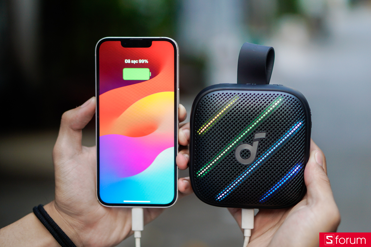 Anker Soundcore Boom Go 3i còn có thể đóng vai trò như một viên pin dự phòng để sạc ngược cho smartphone qua cổng USB-C