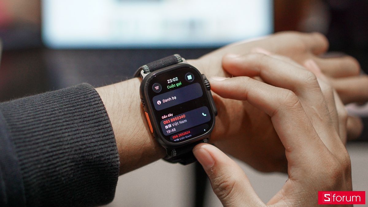Điểm nâng cấp tiếp theo trên Apple Watch Ultra 3 là tính năng gọi qua vệ tinh hai chiều, cho phép người dùng có thể liên lạc thông qua tín hiệu vệ tinh mà không cần phải có điện thoại bên cạnh
