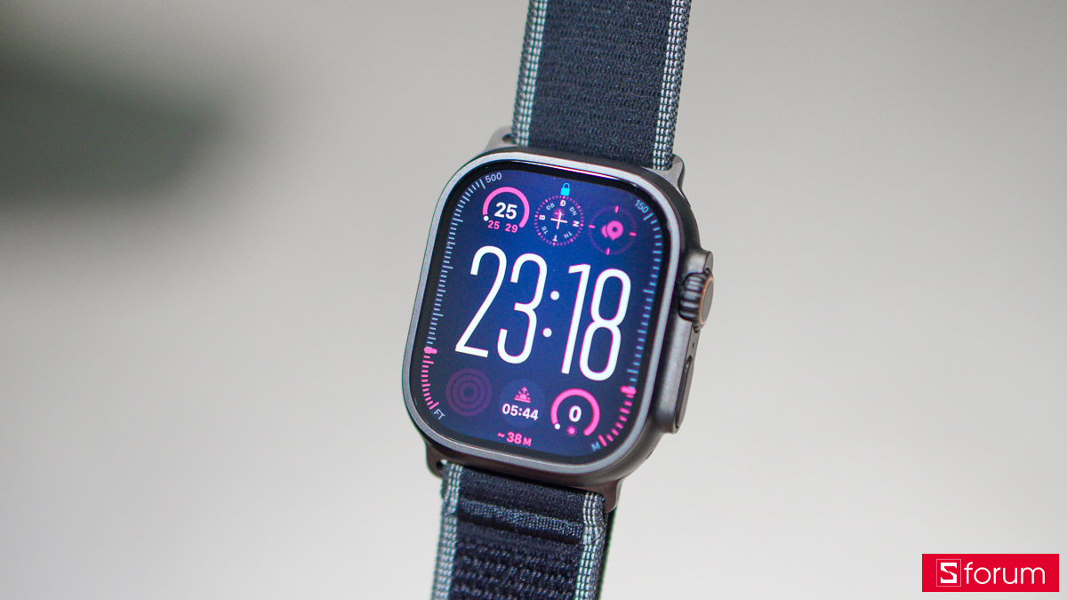 Apple Watch Ultra 3 được trang bị màn hình LTPO3 OLED với kích thước 1,98 inch lớn hơn phiên bản tiền nhiệm, cho không gian hiển thị lớn hơn, nhiều nội dung hơn