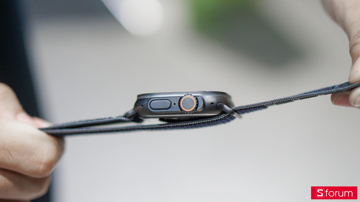 Màn hình trên Apple Watch Ultra 3 được Apple làm viền mỏng hơn thế hệ trước, cho kích thước màn hình lớn hơn trong khi kích thước tổng thể không thay đổi