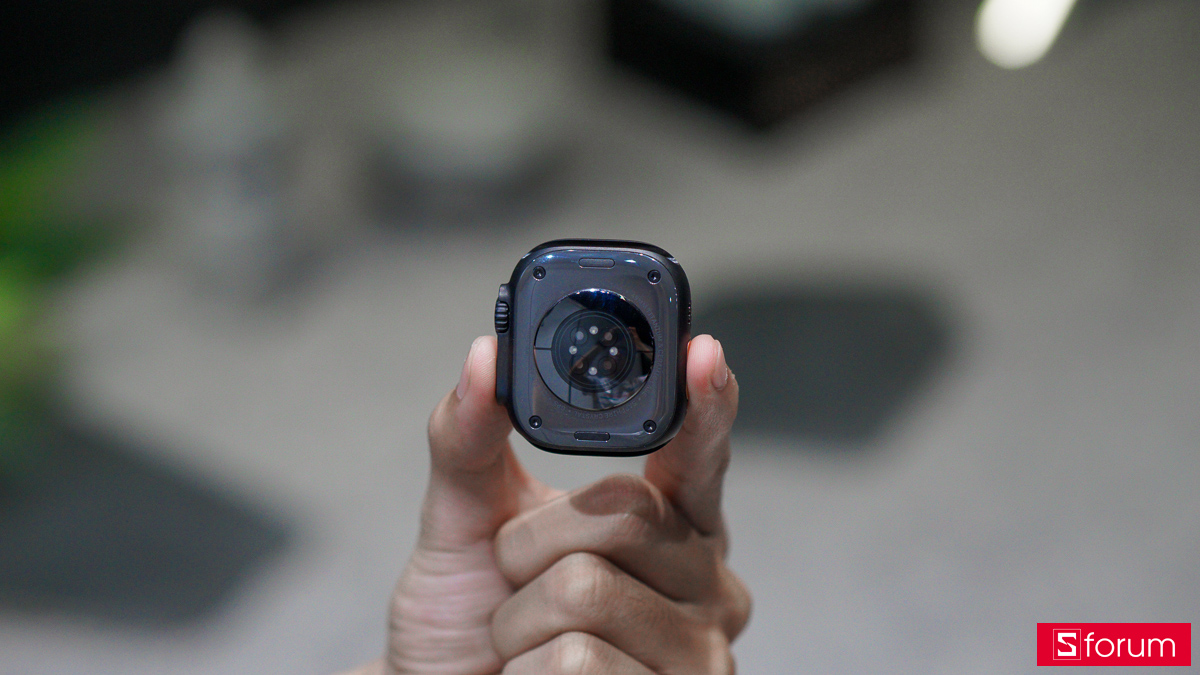 Mặt sau của Apple Watch Ultra 3 cũng được làm từ chất liệu gốm và sapphire với thiết kế bầu lên vừa phải, đeo lâu không hề bị cấn tay hay khó chịu