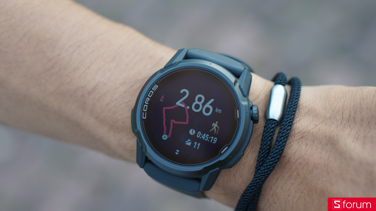 Với màn hình của Coros Apex 4, người dùng có thể xem được nội dung được hiển thị trên màn hình mà không cần phải che tay hay đi vào khu vực bóng râm