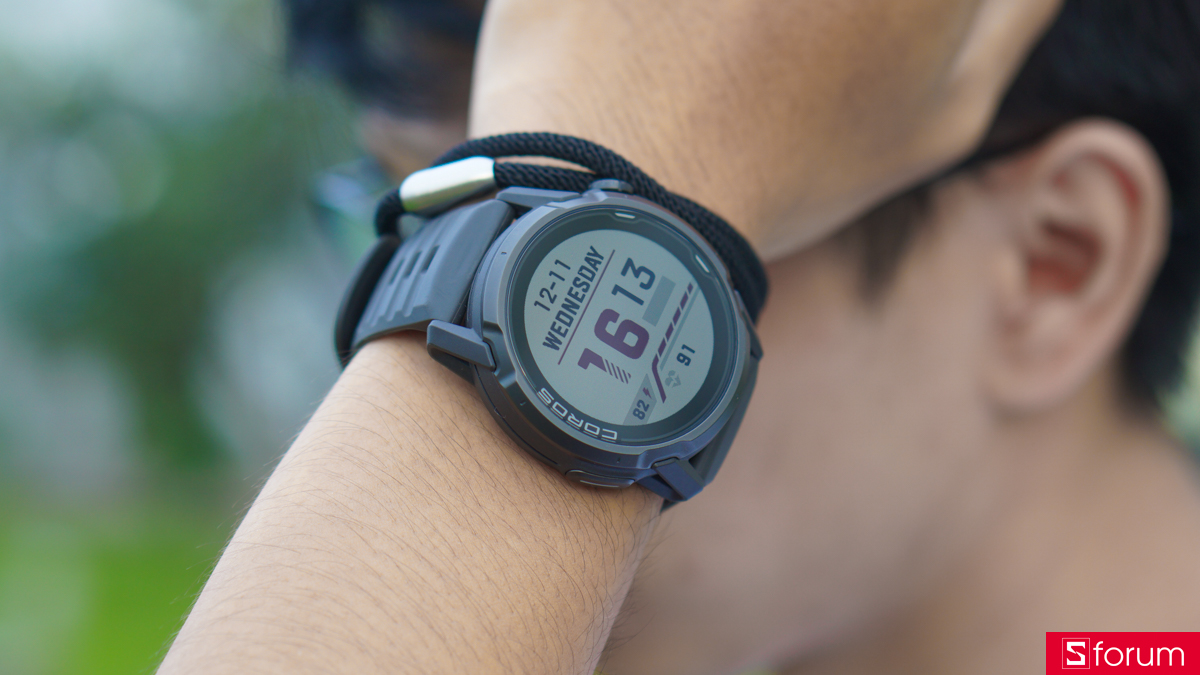 Coros Apex 4 cho cảm giác vừa phải và cân đối, không quá thô hay chiếm diện tích cổ tay như một số mẫu smartwatch chuyên thể thao khác