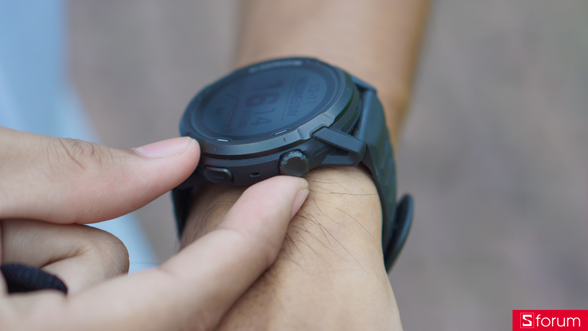 Coros Apex 4 đang chạy hệ điều hành được làm riêng cho các sản phẩm của Coros, đơn giản, trực quan, dễ sử dụng