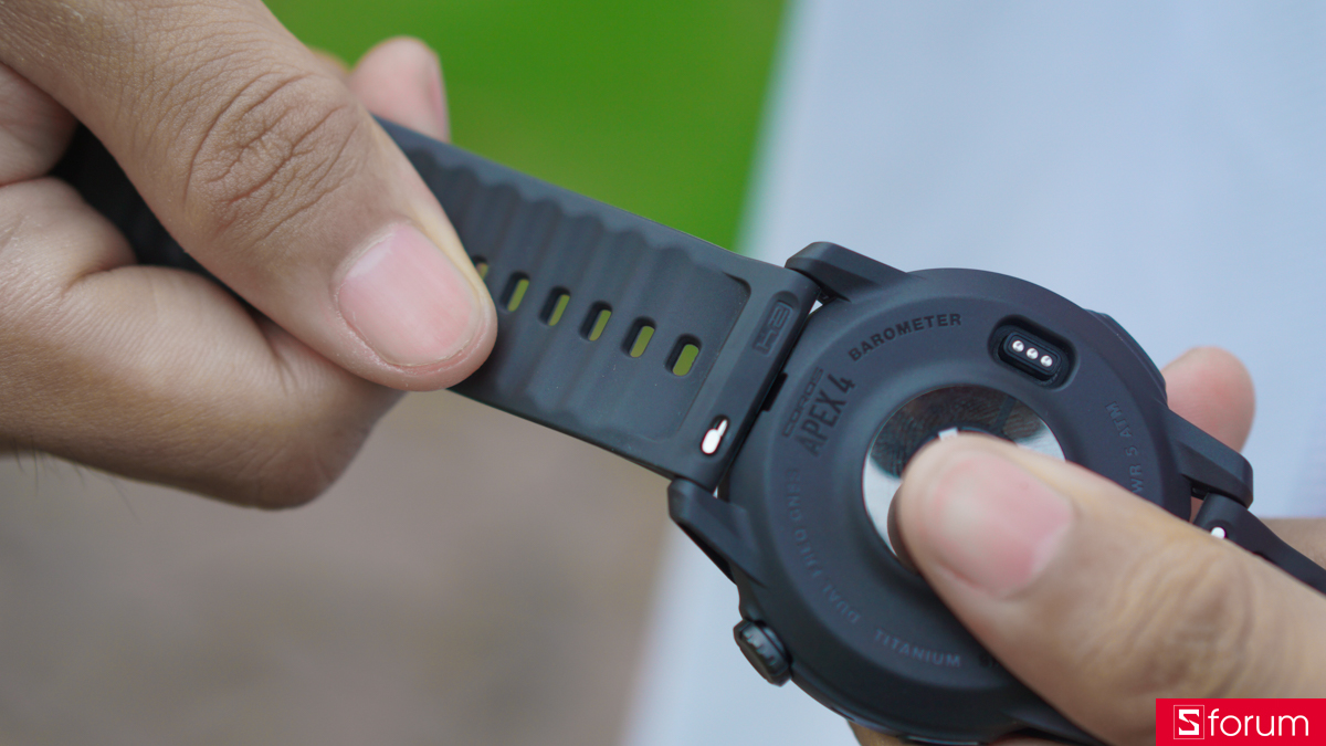 Dây đeo của Coros Apex 4 được hãng công bố làm bằng chất liệu nylon, cho cảm giác mềm mại, không gây ngứa hay khó chịu khi đeo