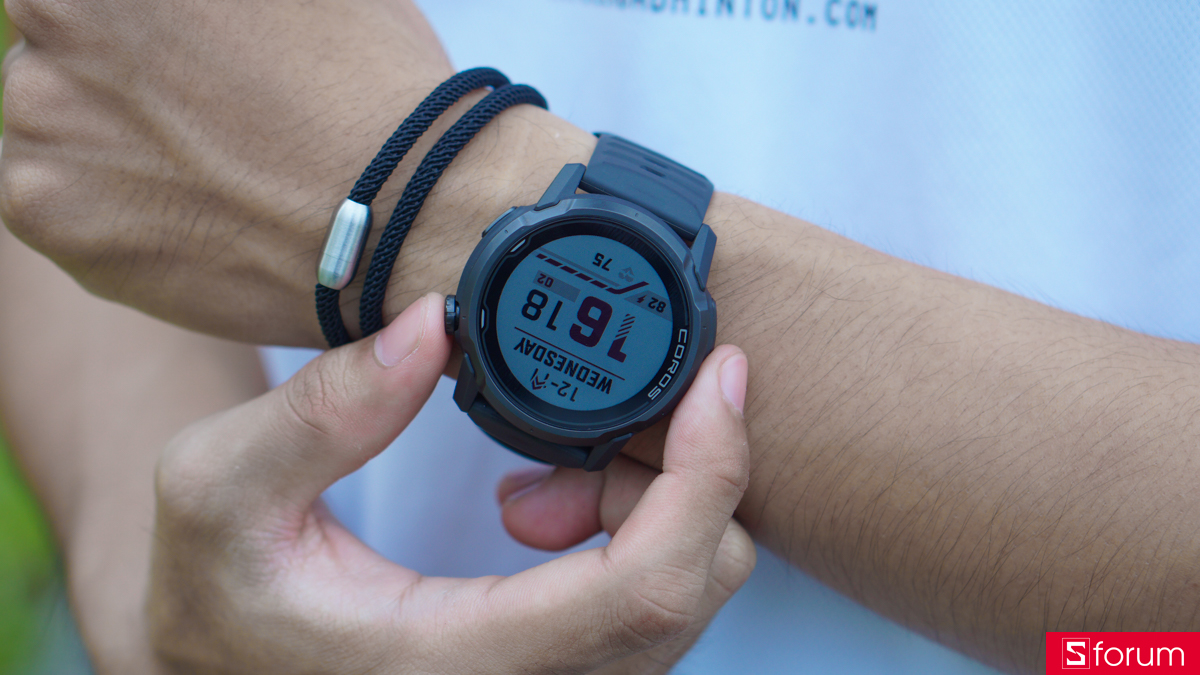 Chất liệu khung viền của Coros Apex 4 được làm bằng titanium cùng khung viền benzel polymer gia cố