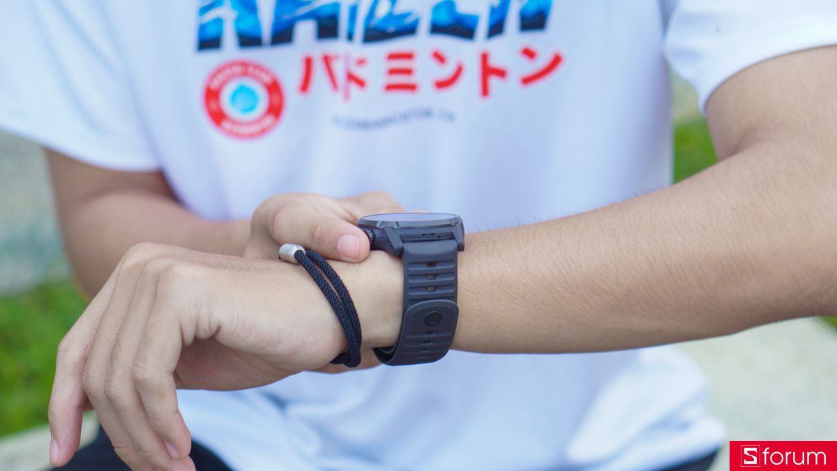 Hệ nút bấm trên Coros Apex 4 được hoàn thiện khá tốt, độ nảy vừa phải và núm xoay cho cảm giác trơn, mượt, dễ thao tác và sử dụng.