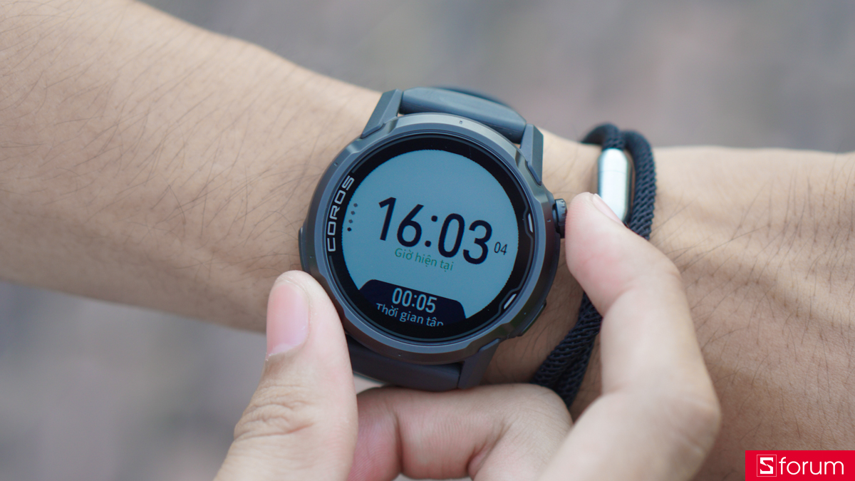 Khi mang ra ngoài trời nắng, nhất là các vị trí có nguồn sáng mạnh, màn hình MIP trên Coros Apex 4 bộc lộ ra được điểm ăn tiền của mình khi sở hữu độ tương phản cực kì cao