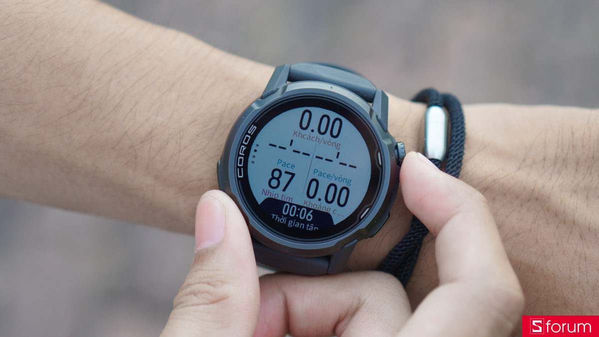 Màn hình của Coros Apex 4 có mặt kính được làm bằng sapphire, đảm bảo tốt được độ bền, độ trong khi hiển thị, tránh tình trạng xước dăm