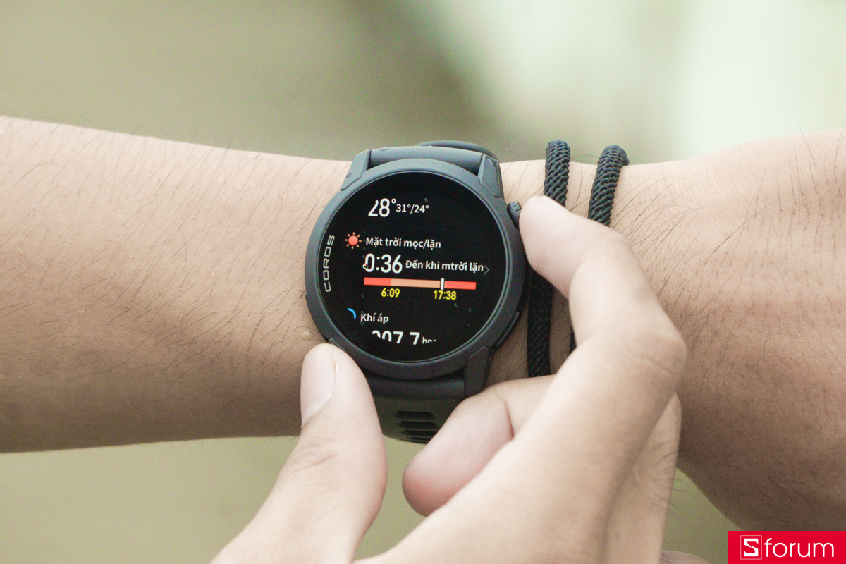 Một trong những nâng cấp đáng giá nhất trên Coros Pace 4 chính là việc chuyển sang màn hình AMOLED 1,2 inch, độ phân giải 390 x 390 pixels