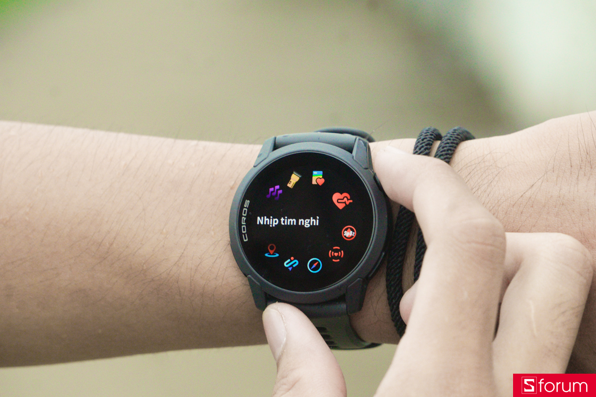 Trọng lượng của Coros Pace 4 chỉ rơi vào khoảng 40 gram, cực kỳ nhẹ và thoải mái khi đeo lâu