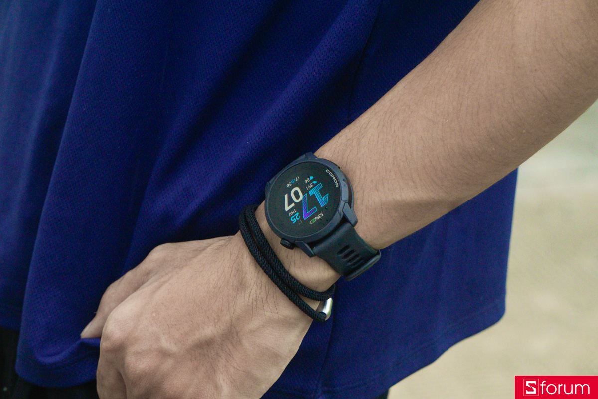 Độ sáng tối đa lên đến 1500 nits giúp Coros Pace 4 hiển thị rõ ràng ngay cả khi sử dụng dưới ánh nắng gắt